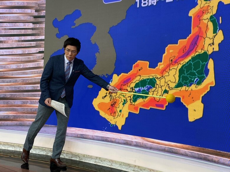 NHKのスタジオで発雷確率を解説する斉田さん