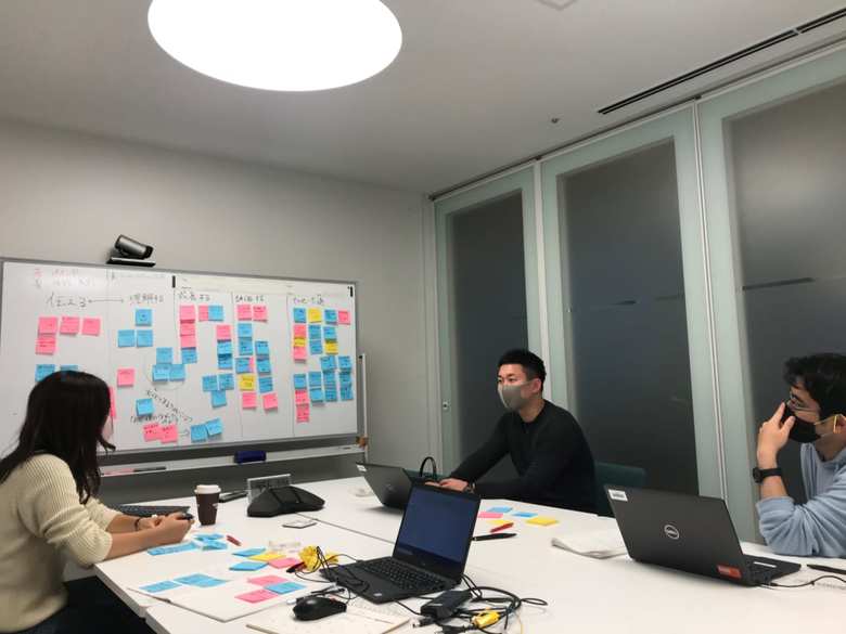 「エンゲージメント・オフィス」のミーティングの様子。部署や所属に囚われない自由な意見が飛び交う。