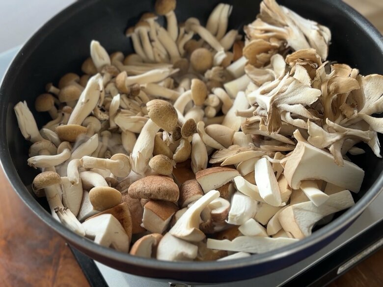 サラダ油もしくはごま油をひいてキノコを炒める