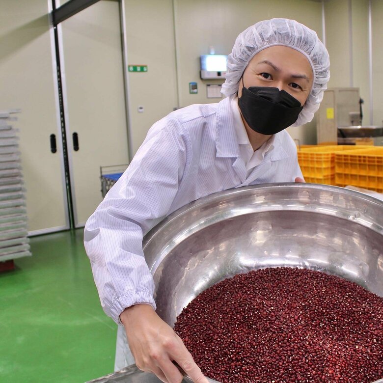 商品について学ぶため、実際に製造現場まで見学に行く