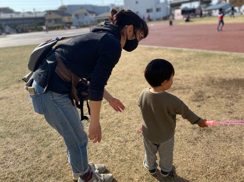 武内さんと広場で遊ぶ長男。何かを発見した様子
