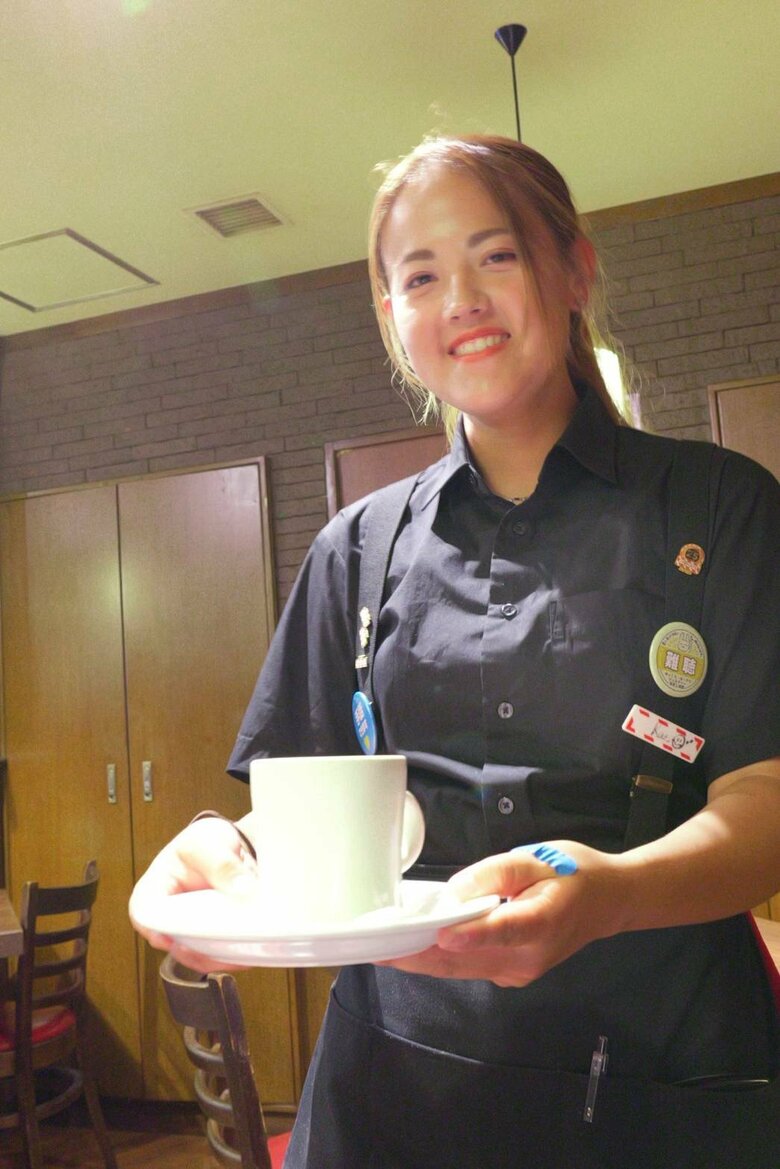 缶バッジをつけて難聴者であることを伝えながら仕事をしていたアルバイト時代