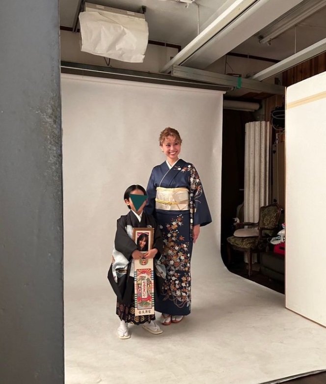 お子さんの七五三で。3人一緒にお祝いの撮影を