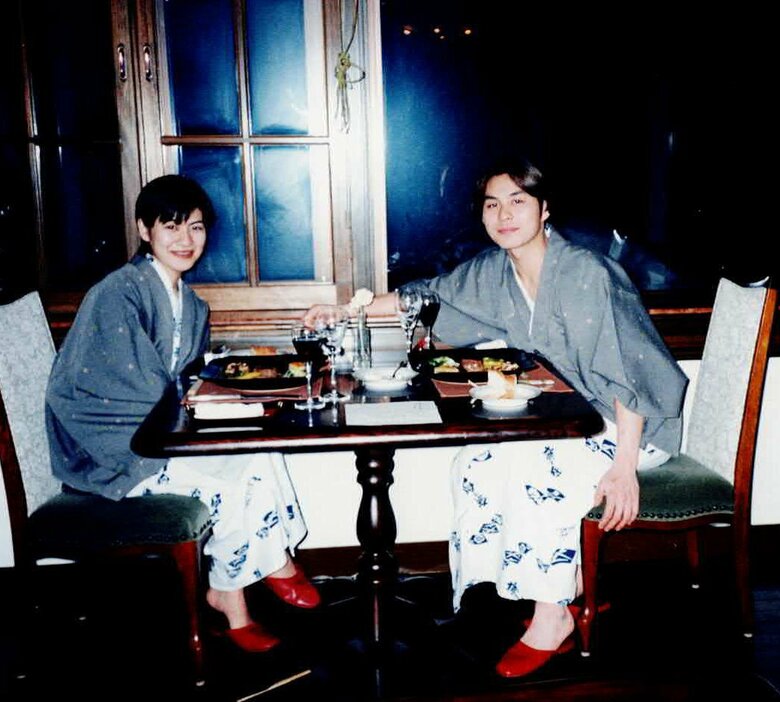 旅行先でリラックスムードの笠原さんと妻の江理香さん「まさに美男美女！」