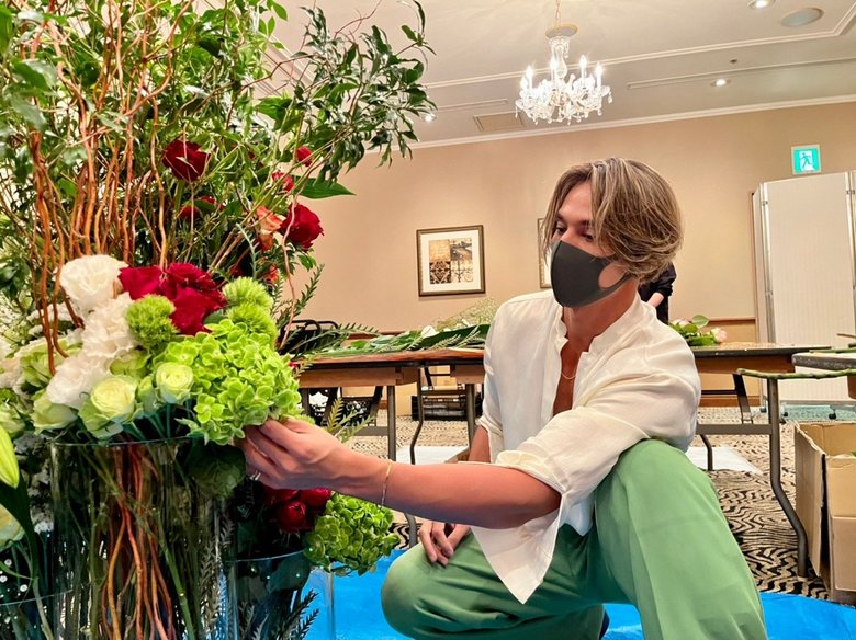 ロスフラワーを手入れする眼差しが真剣な當間ローズさん