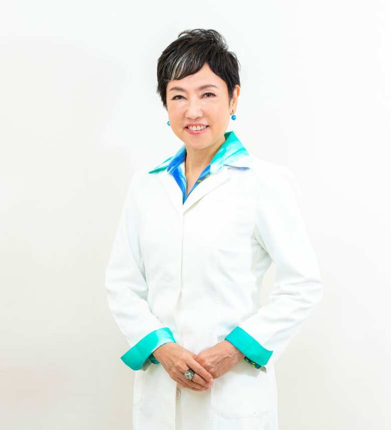 ⼼療内科医。医学博⼠。⽇本薬科⼤学薬学部教授。静岡県⽣まれ。東京医科⻭科⼤学卒業。現在、ひめのともみクリニック院⻑として、オーソモレキュラー栄養医学に基づいた栄養療法や点滴療法、バイオロジカル療法を組み合わせた独自のメディカルプログラムで個々人に合わせたオーダーメイドの治療を行っている。そのかたわら、ストレスによる病気・症候群などに関するコメンテーターとして、テレビ東京系列『主治医が⾒つかる診療所』等のテレビ番組や新聞・雑誌等で活躍。著書には『⼼療内科に⾏く前に⾷事を変えなさい』(⻘春出版社)、『美しくなりたければ⾷べなさい』(三笠書房)、『⼼療内科医が教える疲れとストレスからの回復ごはん』(⼤和書房)など多数。9/8に新刊「認知症になりたくなければラーメンをやめなさい」を発売。ひめのともみクリニック：http://www.himeno-clinic.com/　東京都品川区大崎4-1-2 ウィン第2五反田ビル 4階　受付時間：10:00〜18:00（金・日・祝休み）