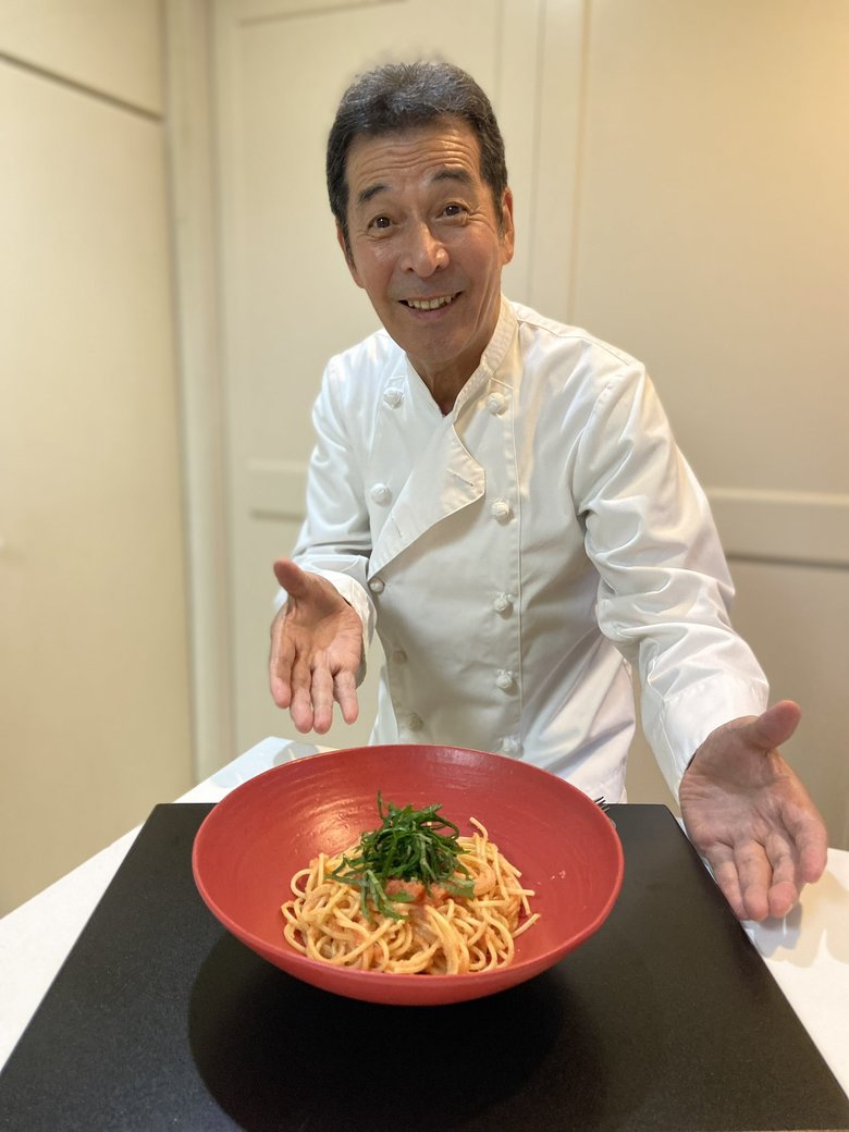 手作りの明太子パスタとともに。コック服のような衣装も素敵です