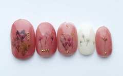 ウォーターシールならシールの“いかにも”感がなくなる！「柔らかピンクの押し花ネイル」