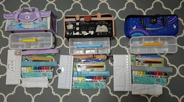 三人分の筆記具を並べる