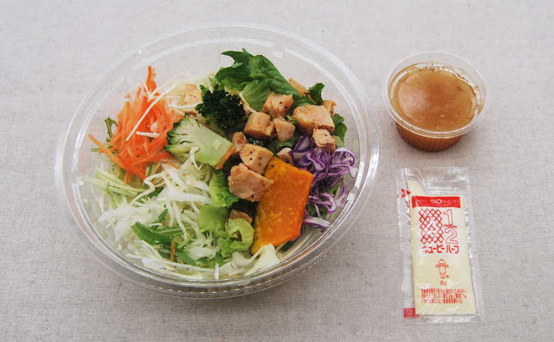 ローソンの人気サラダ「ガーリックペッパーチキンのパスタサラダ」の実物画像