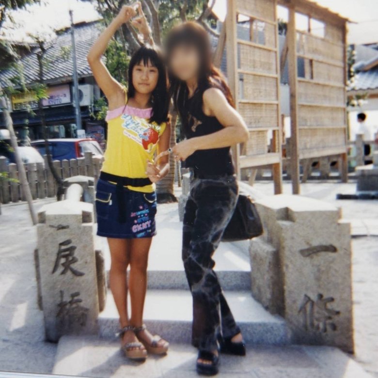 親子で厚底サンダル！小学生の信子さんと、フレアパンツを着こなすお母さんのツーショット