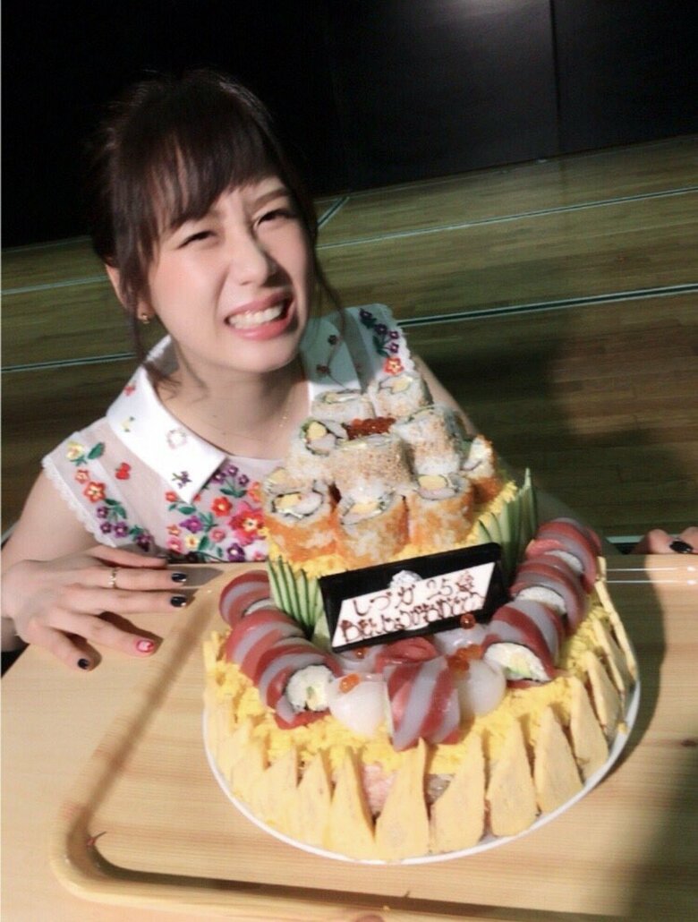大家さんの25歳の生誕祭のときに、お父さんが福岡から東京に来てサプライズで作ってくれた寿司ケーキ
