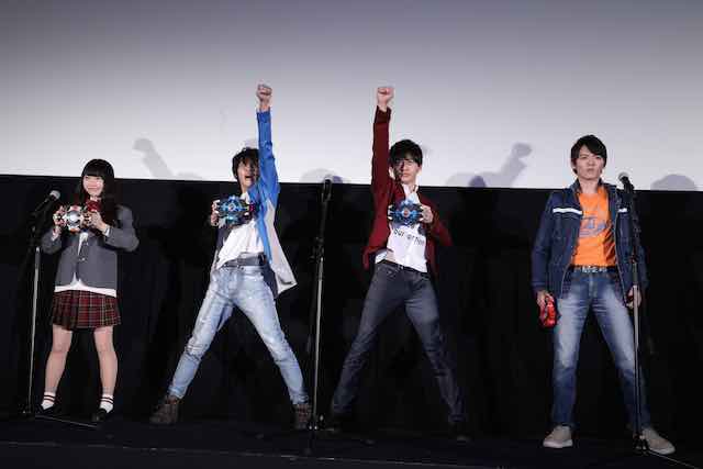 カッコよくポーズを決める出演者たち