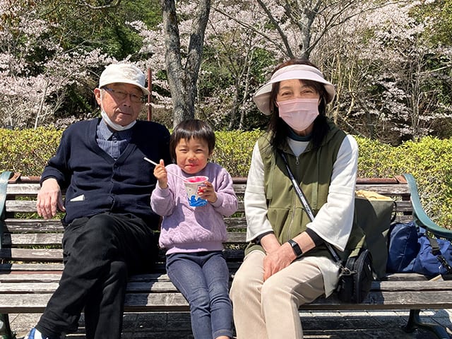 孫の世話を楽しんでいるという秋橋さんのご両親と次女