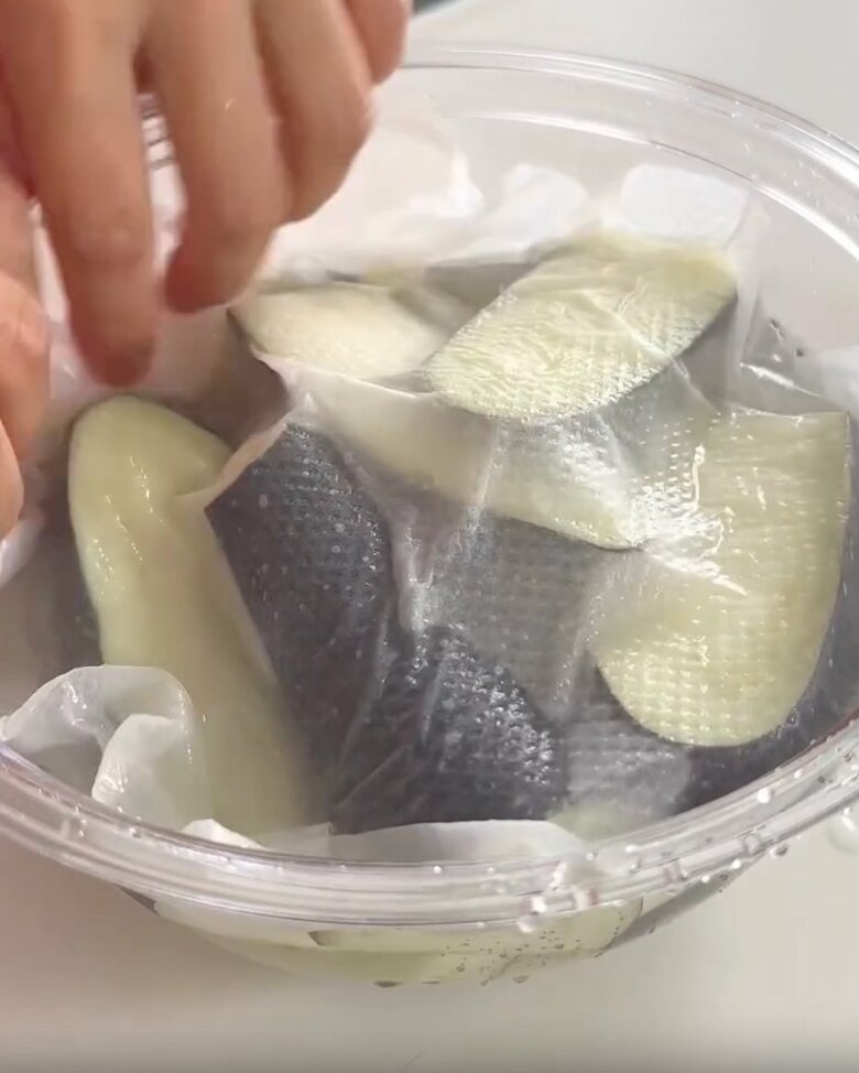 水に5分ほどさらし、水けをきってペーパータオルで押さえる