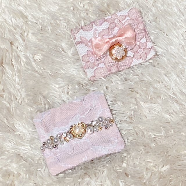 大粒のストーンで装飾した眼帯も