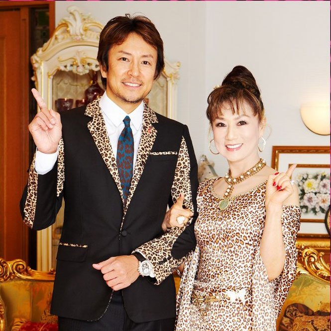 夫婦でヒョウ柄のスーツを着こなす夫妻