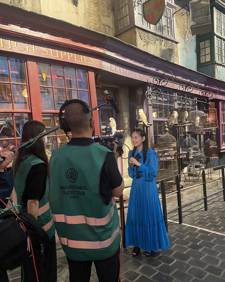 印象的な笑顔で、今年オープンした「ワーナー ブラザース スタジオツアー東京 ‐ メイキング・オブ・ハリー・ポッター」でリポートをする関根さん