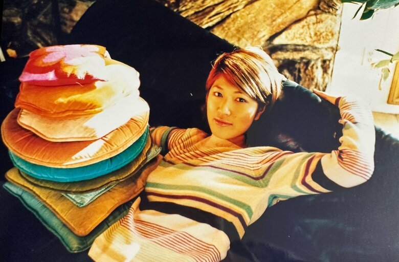 LAでの撮影の合間にソファでくつろぐBONNIE PINKさん