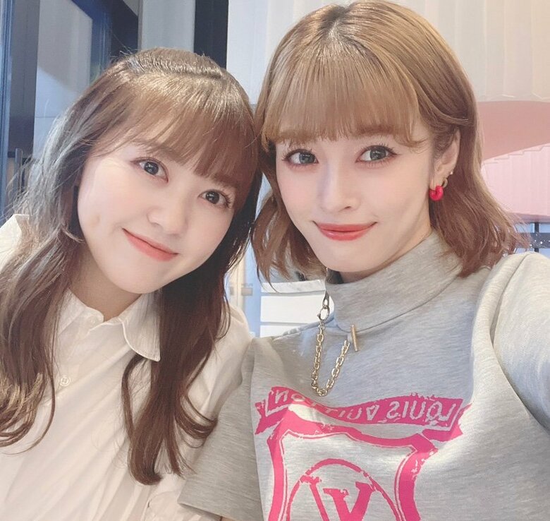 まるで双子！？4歳離れた妹（左）と