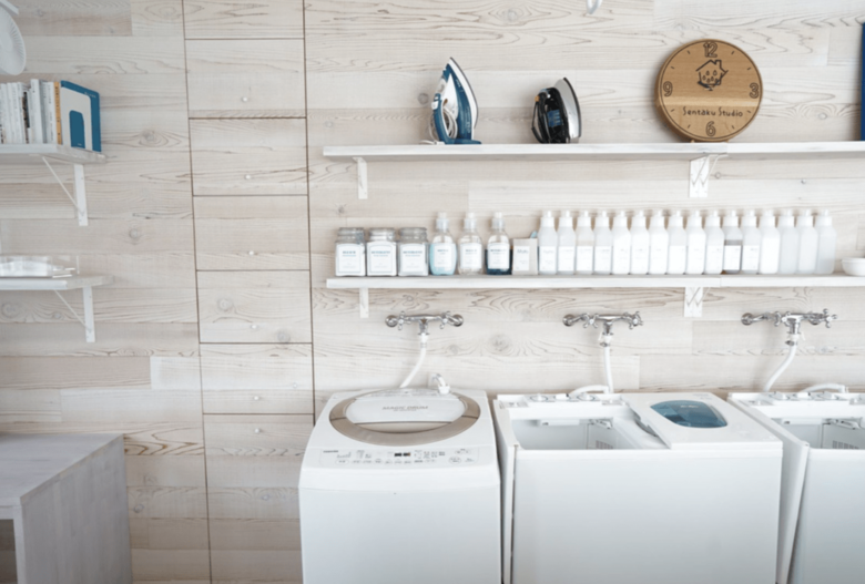 中村さんの洗濯アトリエではさまざまな種類の洗剤が並ぶ（提供：中村さん）