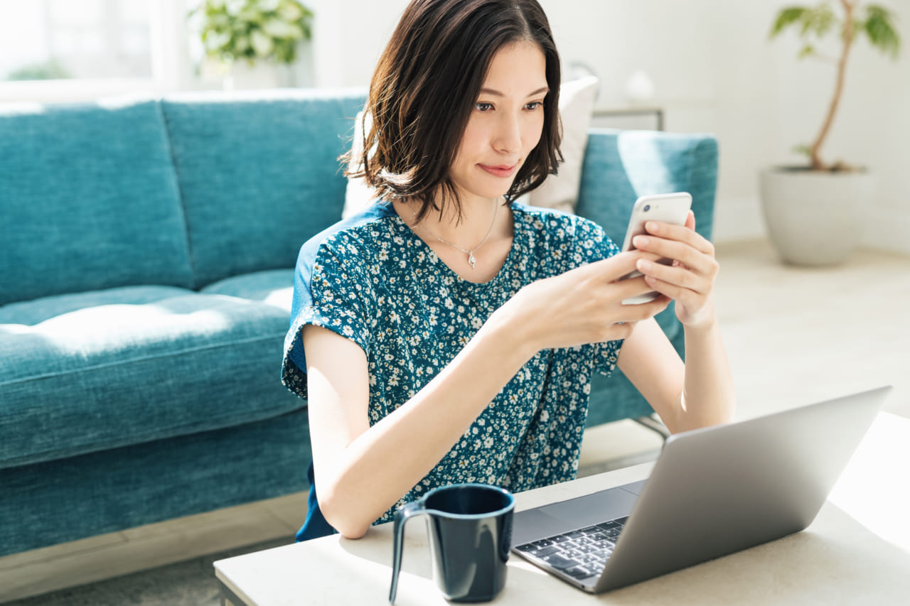 スマホを見ている女性