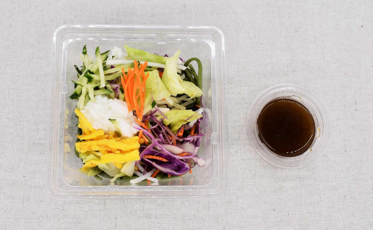 ローソンのおすすめサラダ「とろろ芋と野菜のほうれんそう麺サラダ」の実物画像
