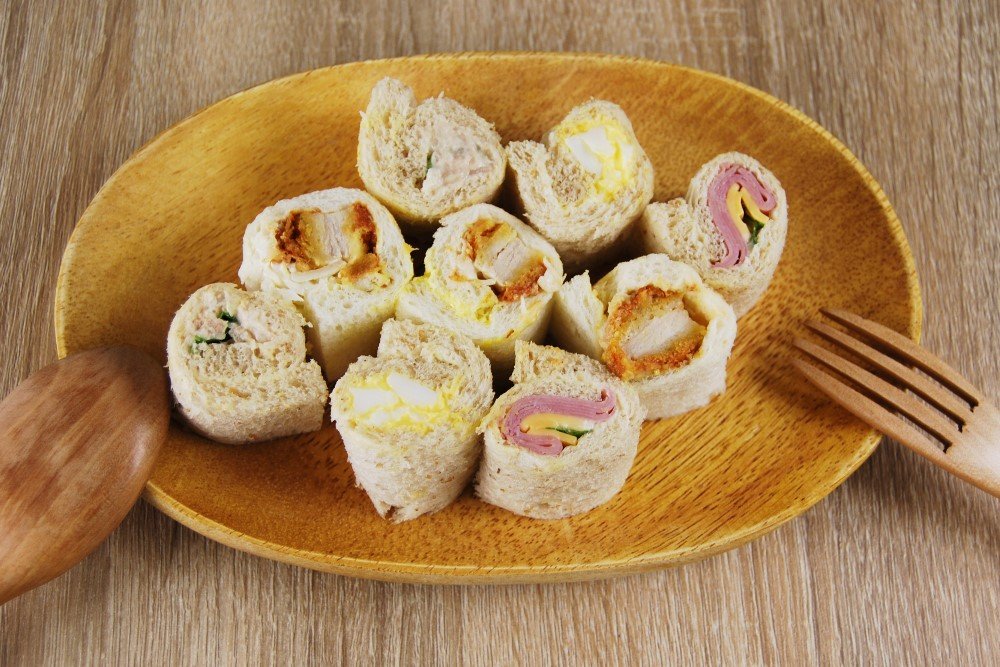 ナチュラルローソンの人気商品「桜島どりのひとくちロールBOX」の食レポ画像