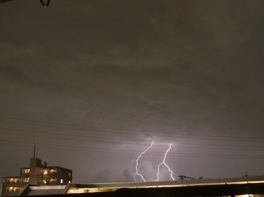 雷が落ちやすい季節！外出が必要な時に気を付けること