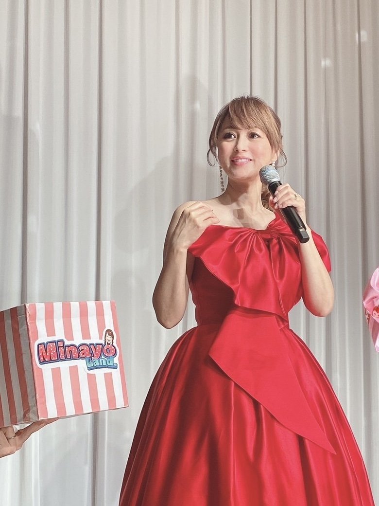 真っ赤なドレスがよく似合う!