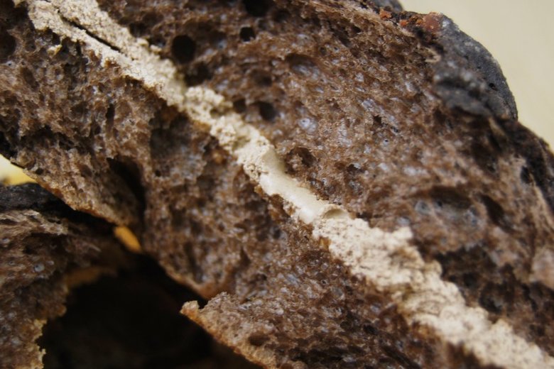 ローソンの人気パン「黒いメロンパン」の実物画像