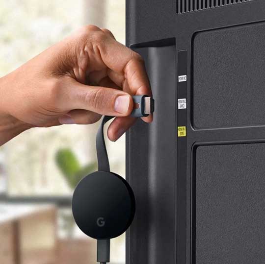 ▲ChromecastはHDMI端子に直接挿すタイプなので場所を取らない。