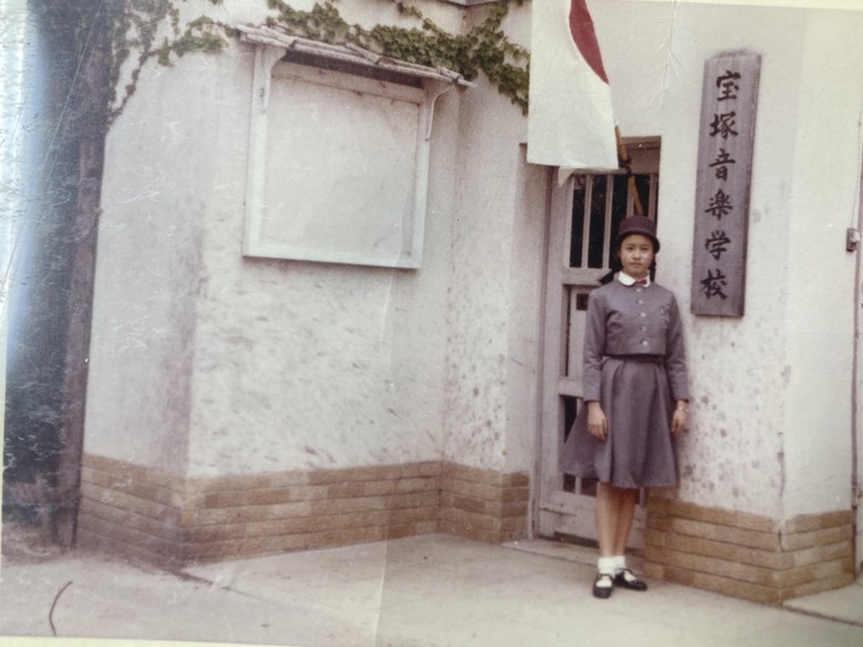 「立ち姿の美しさはこの頃から！」宝塚音楽学校の制服姿