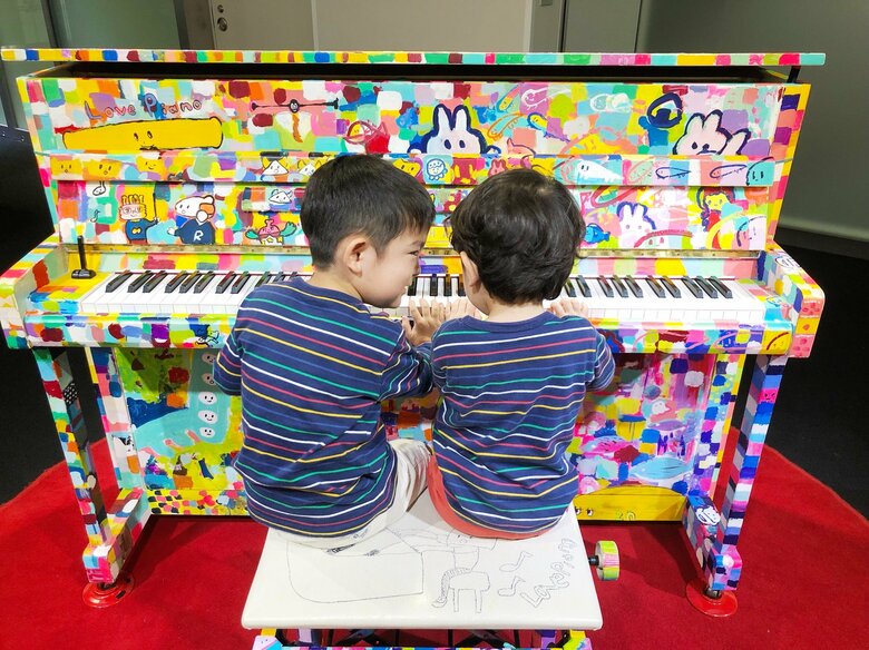 こどもの日に兄弟ピアノデュオ「レ・フレール」のコンサートロビーで