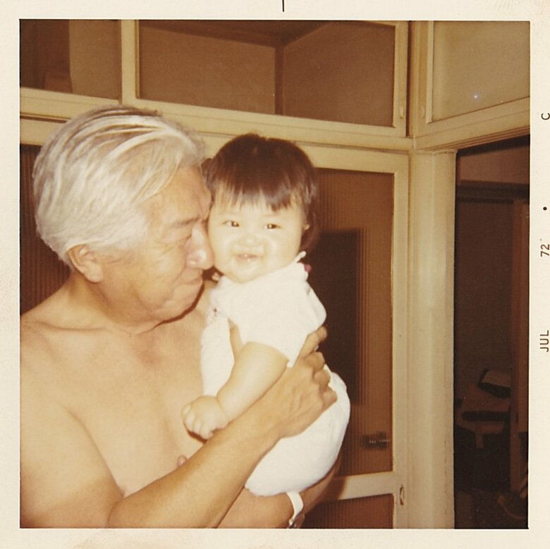 祖父に抱かれる幼少期の奈歩さん