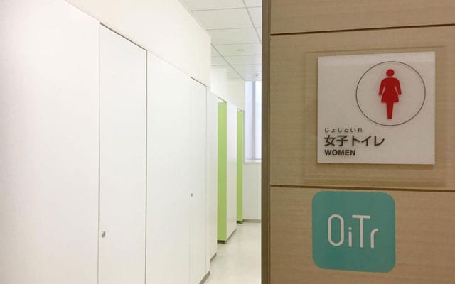 「アートフォーラムあざみ野」（神奈川）の女子トイレに貼られた「OiTr」のロゴマーク