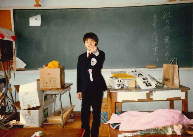 全力のピースサインがあどけない小学校卒業式の小力さん