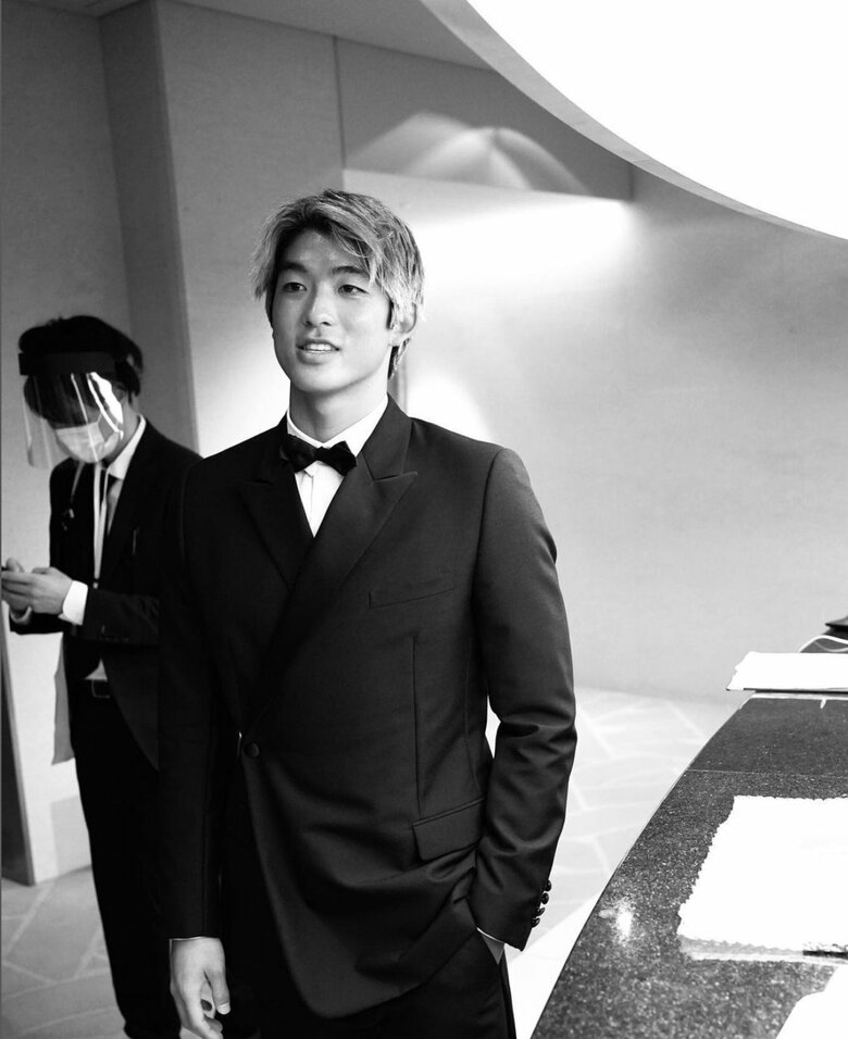 スタイル抜群のカノアさん。スーツもとってもよくお似合い