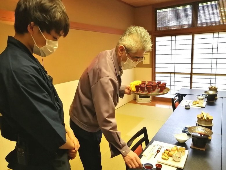 料理の出し方を教わる「おてつたび」スタッフ