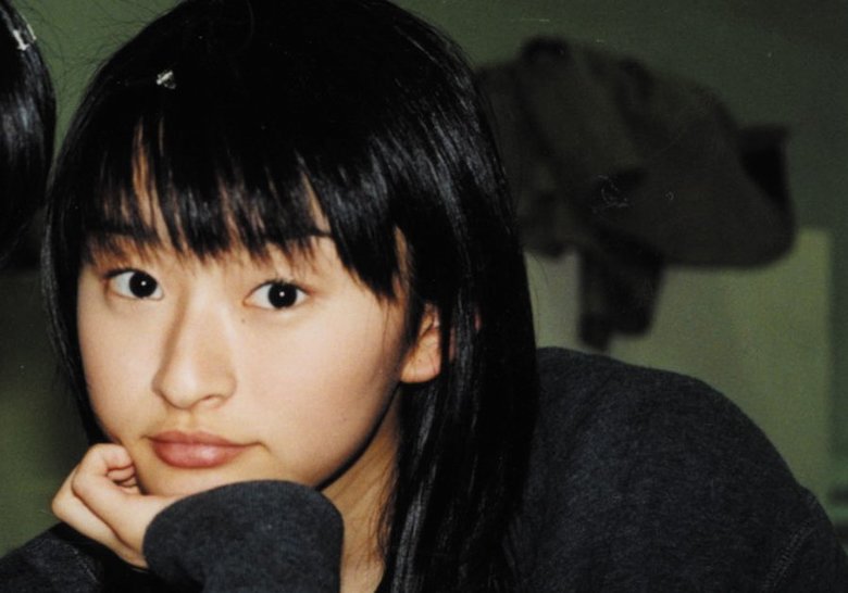 クールな目線にてカメラを見つめる島袋さん