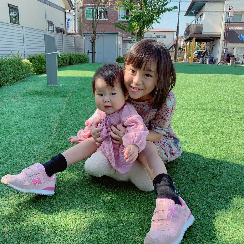 公園にて三女とはぐみさんがくつろいで