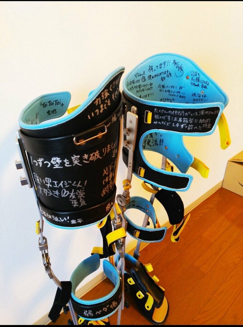 車いすや装具などが「カッコいい」ものになれば…という滝川英治さん。使用している歩行補助具には『弱虫ペダル』の箱根学園の色味を取り入れた
