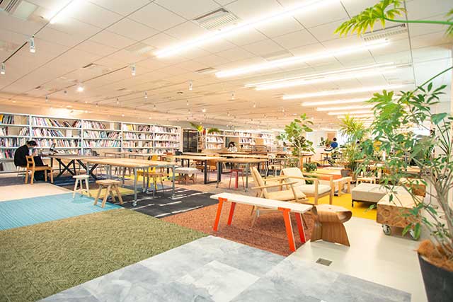 クリエイティブフロア（8階）：さまざまなメーカーの床材がモザイク状に敷かれる。デザインの活用とともにメーカーのPRの場としても機能している。