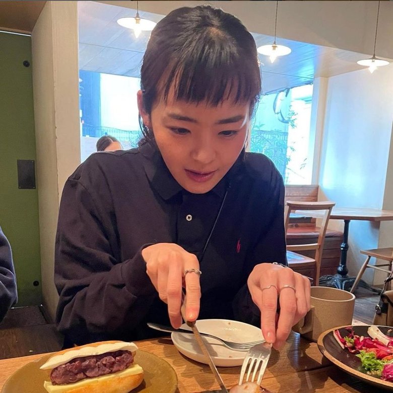 友人と食事を楽しむ清水さん