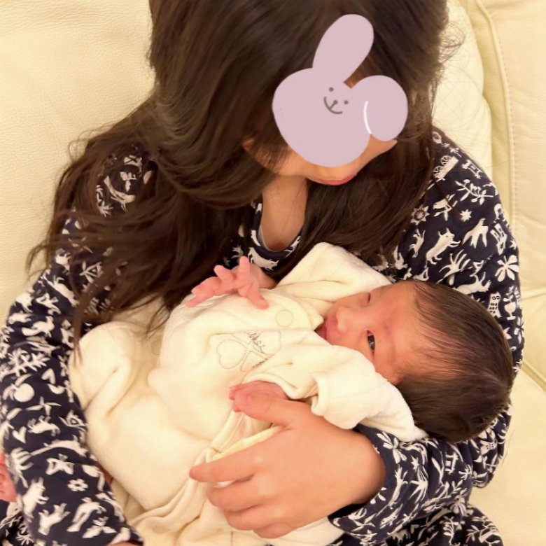 萌歌ちゃんを抱っこしてうれしそうな詩歌ちゃん