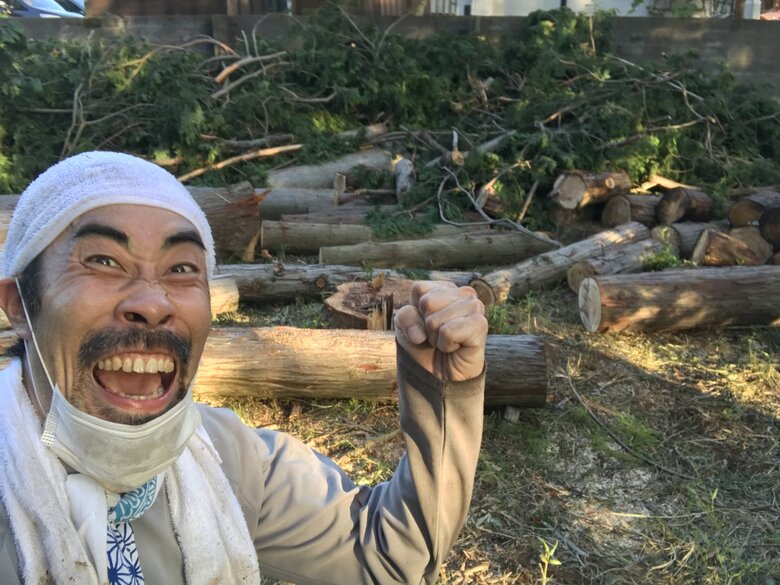 被災地で木の伐採作業のボランティアに勤しむなすびさん