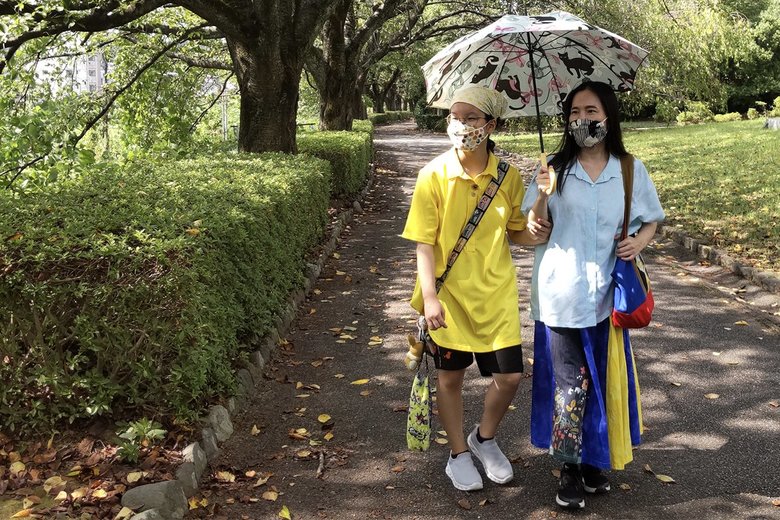 自作の服や小物を身につけてお散歩する奏さん（左）とお母様（右）