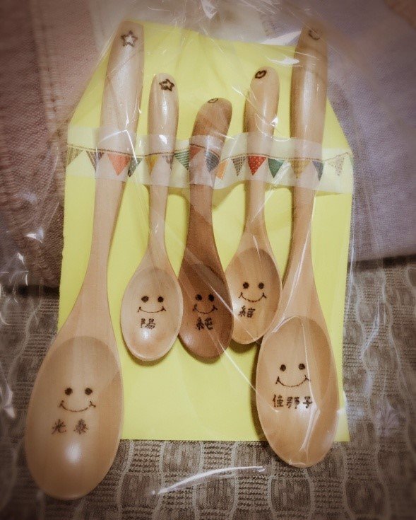 結婚式当日は、まわりの友人からとても好評でした！！ 結婚式を挙げた新婦からも、結婚式が終わって色々片づけをしている時にご祝儀袋を見返す機会があって、手作りご祝儀袋がひときわ目立って可愛くてすごく嬉しかったと連絡をくれた友人もいました。 折り紙は当分もつので何回もアレンジに使えます♪ ☆出産祝☆ 毎回とても悩むのは出産祝です。結婚式とは違って1人につき一度きりではないのでお祝いする機会が増え、悩む回数も多くなります。 これまでに、オムツケーキや赤ちゃん用の靴下、スタイ、タオルやおもちゃなど色々渡してきましたが、友人の反応がとても良かった物をいくつか紹介します。 ①    名前入りランチプレート ネットで注文できる名前や誕生日を入れてオリジナルのプレートです 。『お食い初めや少し大きくなったら使える世界にひとつのプレートだね』と夫婦でとても喜んでくれました。 ②    家族全員分の名前入りスプーン プレート同様名前や誕生日を入れることができるスプーンです。