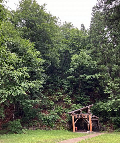 福島県金山町にある炭酸水が採水できる「炭酸場」