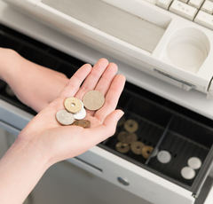 1万円を5千円と勘違い…お釣り確認「周囲からセコい」の悩み